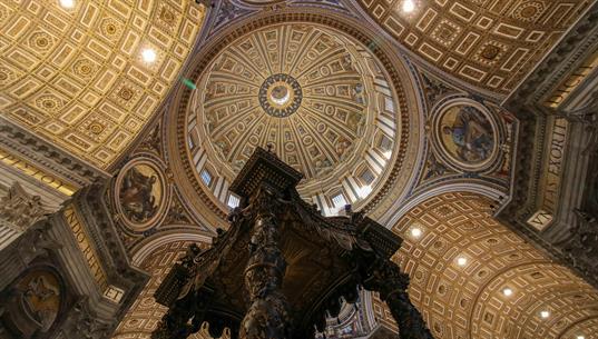 Der Petersdom ist eine der wenigen Kirchen ohne Turm. Dafür ist der Petersdom mit der Kuppel das grösste freitragende Ziegelbauwerk der Welt. Für die Pläne des Doms ist  Michelangelo verantwortlich, auch wenn er die Fertigstellung nicht mehr erlebte. 